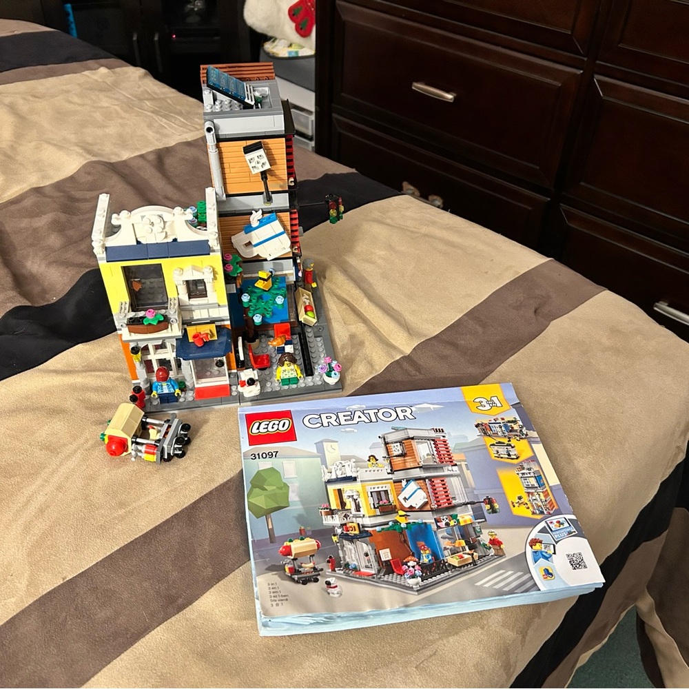 LEGO Creator 31097 Townhouse and Petshop - Almost complete